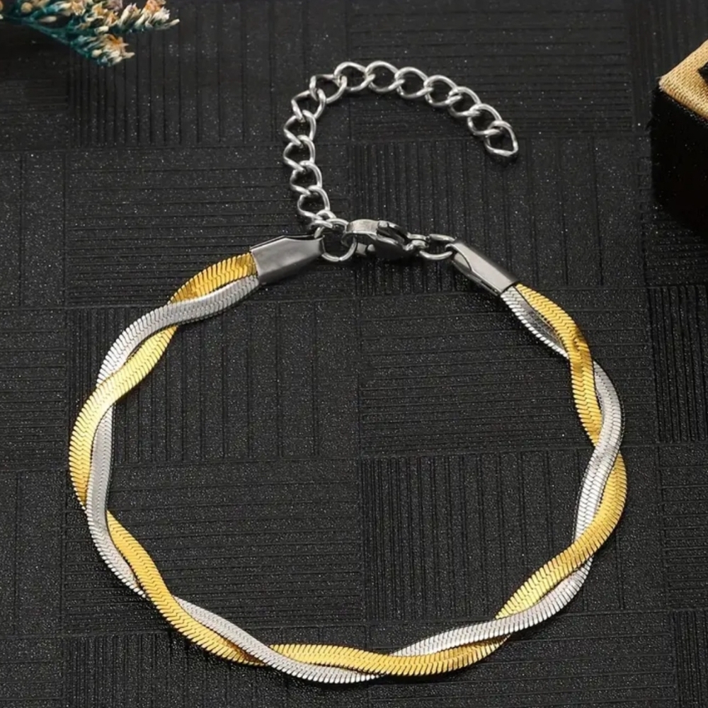 🩶💛NEW🩶💛 PRETTY!! Two Tone 18kt Gold Plated Herringbone Twist Bracelet